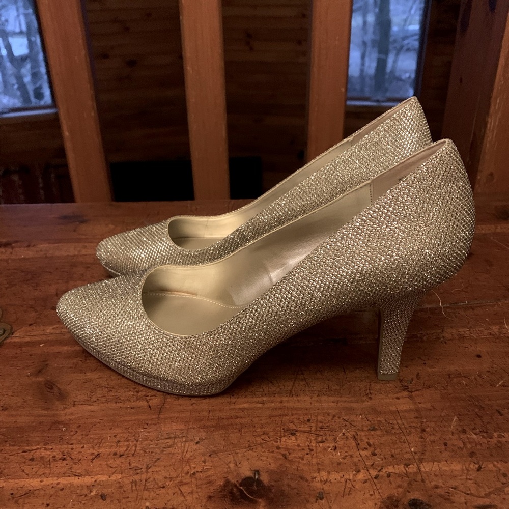 Women’s high heeled pumps